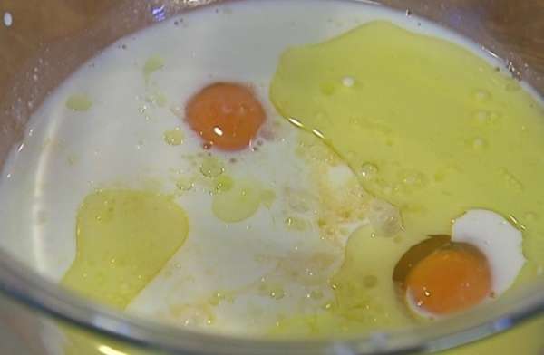 Молоко соединить с яйцами, оливковым маслом, апельсиновым соком и взбить все миксером. Молоко соединить с яйцами, оливковым маслом, апельсиновым соком и взбить все миксером.