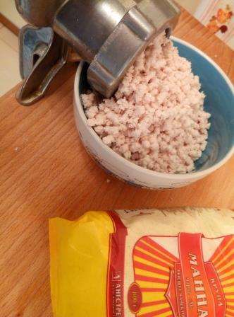 Отварное филе перекрутить на мясорубке или измельчить в блендере. Мне нравится когда через мясорубку, чтоб был именно тот вкус, «как в детстве».