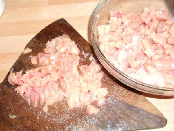 нарезаем мясо (у меня куриные грудки) мелкими кубиками