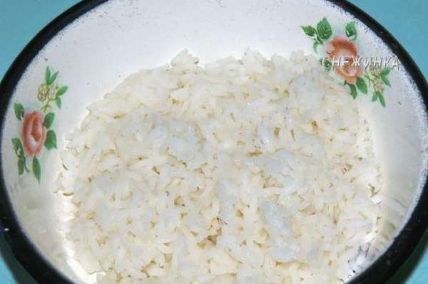 Рис отвариваем в большом количестве воды, подсолив по вкусу. Готовый рис промываем.