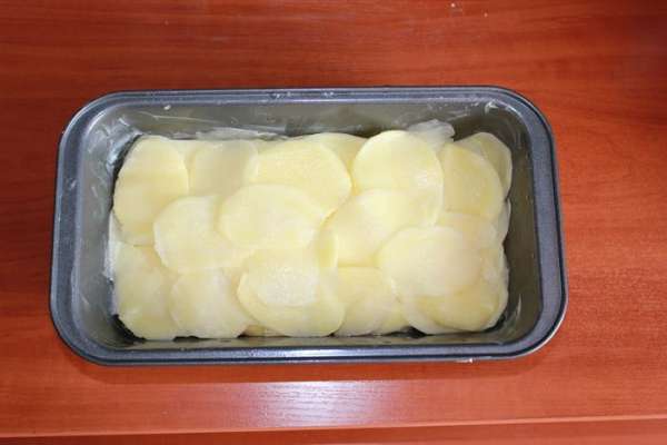 Смешать сметану с жирными сливками, посолить по вкусу. На дно формы уложить слой картофеля. Полить сливочным соусом. Каждый раз чередовать слои (ломтики картофеля, сливочный соус и т.д.). 