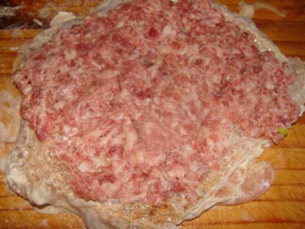 Затем кладем слой моркови с луком.