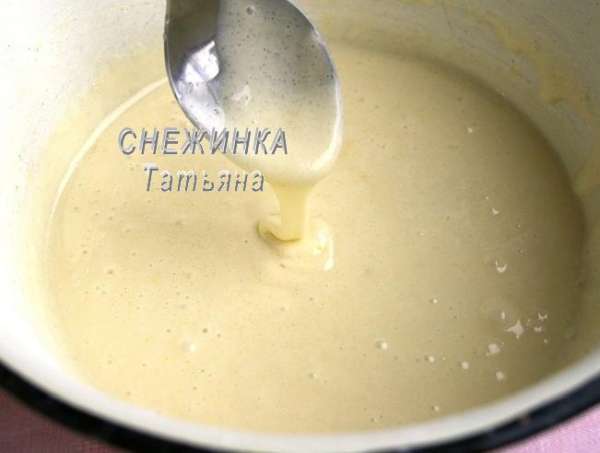 Всыпаем крахмал и разрыхлитель, снова взбиваем миксером. 