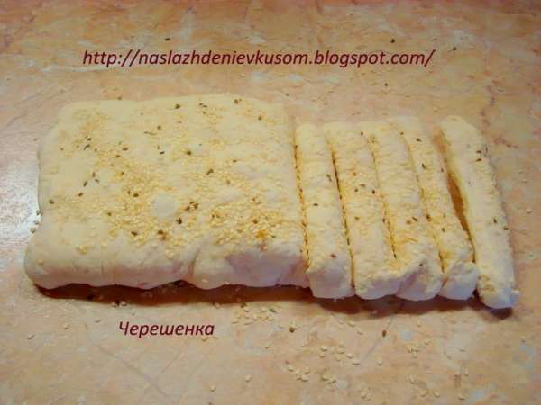 Разрезаем его поперек на полоски, шириной около 1см…
