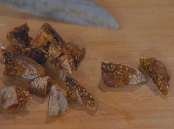 Инжир нарезать небольшими кусочками.