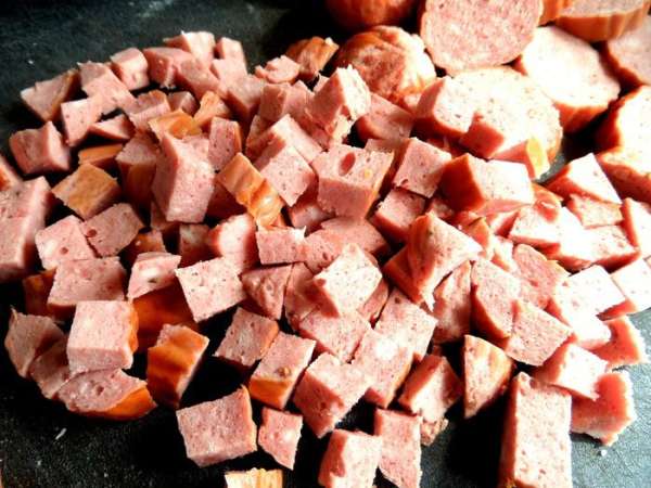 Измельчаем на кубики. Измельчаем на кубики.
