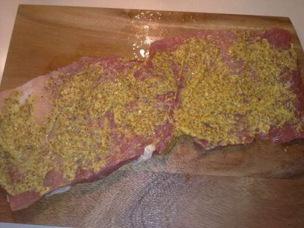 Натереть мясо специями и горчицей.