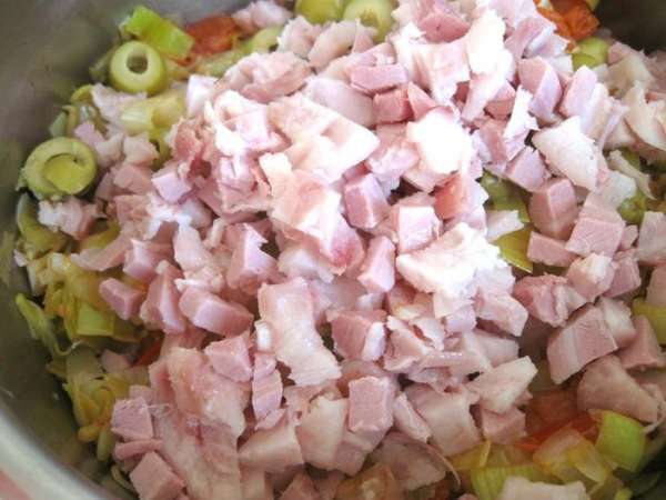Разрезать на кубики кусочки рульки. Оливки разрезать колечками. Добавить в фарш.