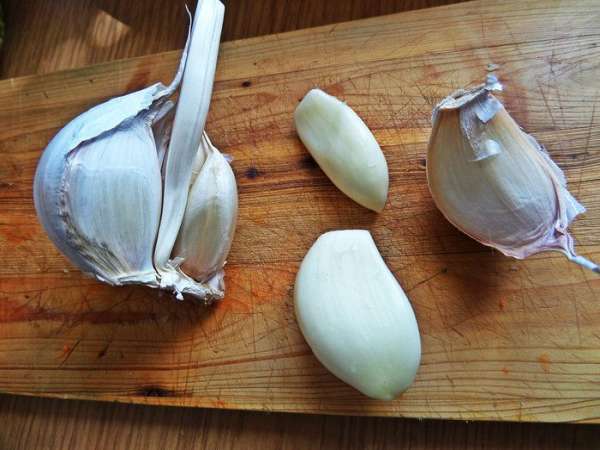 Очистить чеснок. Сколько — дело вкуса, но мужчины обычно просят побольше! Очистить чеснок. Сколько — дело вкуса, но мужчины обычно просят побольше!