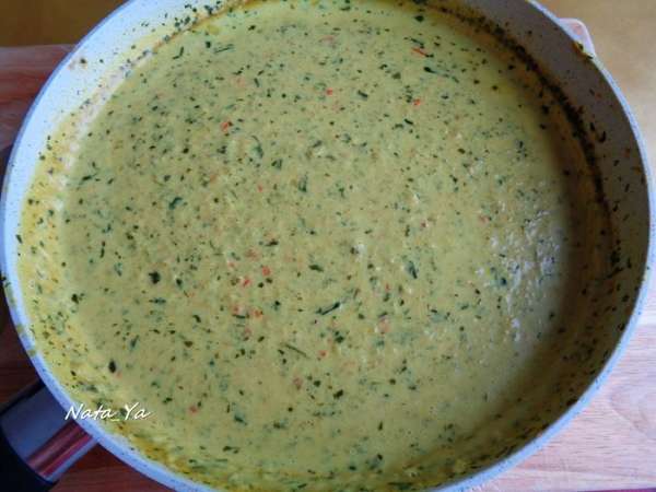 В конце варки карри добавляем соль, перец по вкусу. Снять карри с огня и хорошо перемешать. Оно готово. Аромат стоит сумашедший!