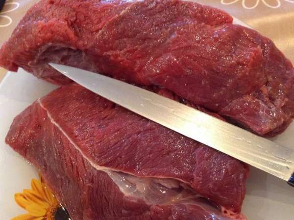 Нарезать мясо на куски 2*2 см.