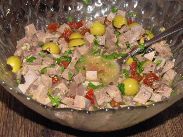Вылить заливку в миску к языку и овощам, хорошо перемешать. Вылить заливку в миску к языку и овощам, хорошо перемешать.
