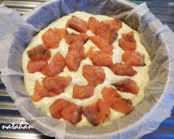 На тесто равномерно разложить кусочки рыбы.