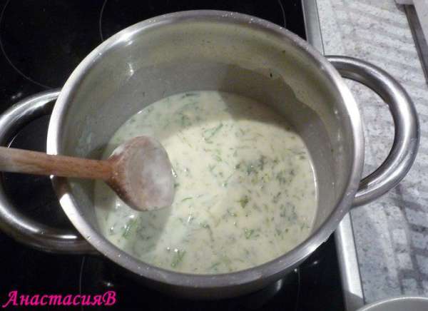 Готовим соус. Для этого растопить сливочное масло, добавить муку, перемешать. Влить бульон, довести до кипения. Хорошо перемешать. Снять с согня. Добавить рубленые травы и йогурт (или сметану).