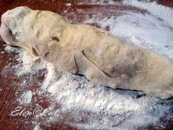 Готовое тесто скатать в длинный жгут. Готовое тесто скатать в длинный жгут.