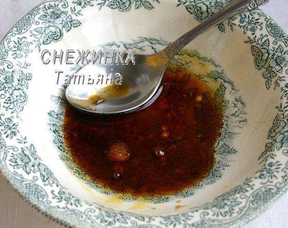 Соединяем мёд, соевый соус и масло.