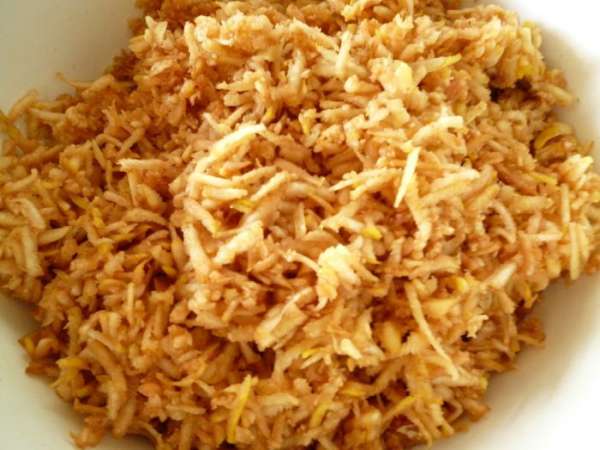 У айвы удалить сердцевину и натереть ее на крупной терке.Добавить цедру и сок половины лимона,перемешать.Молоко нагреть почти до кипения. У айвы удалить сердцевину и натереть ее на крупной терке.Добавить цедру и сок половины лимона,перемешать.Молоко нагреть почти до кипения.