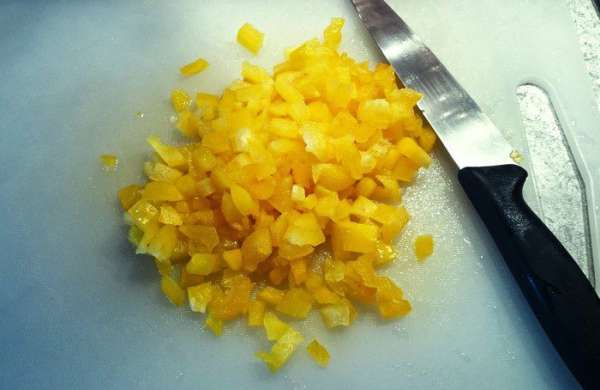Перец нарезать кубиками.