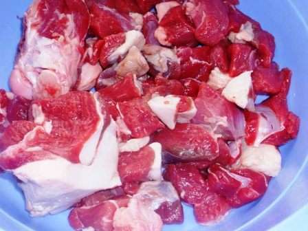 Мясо, обязательно с косточкой и жирком (у меня лопатка) порезать средними по размеру кусочками.
Мясо, обязательно с косточкой и жирком (у меня лопатка) порезать средними по размеру кусочками.