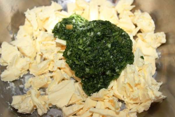 Добавить к мягкому маслу измельченные вкусовые наполнители и взбить погружным блендером. Добавить к мягкому маслу измельченные вкусовые наполнители и взбить погружным блендером.