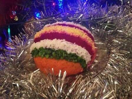 Украшаем шар на свой вкус линиями из свеклы, моркови, зеленого лука, яичных белка и желтка (или другими, на ваше усмотрение).