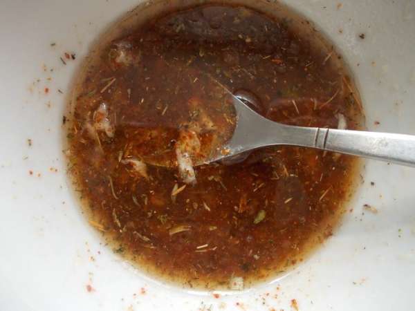 Приготовить маринад,для этого смешать растительное масло с лимонным соком,тертым зубком чеснока и специями. Приготовить маринад,для этого смешать растительное масло с лимонным соком,тертым зубком чеснока и специями.