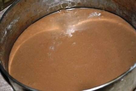 Во взбитые яйца, продолжая взбивать по ложке вводить муку, затем растопленный шоколад.
Получается довольно жидкое тесто.
Форму диаметром 22 см. смазать маслом. Выложить третью часть теста и выпекать при 180 гр. 15-20 минут.
Готовый корж охладить в течение 10-ти минут и вынуть из формы. Испечь еще 2 коржа.