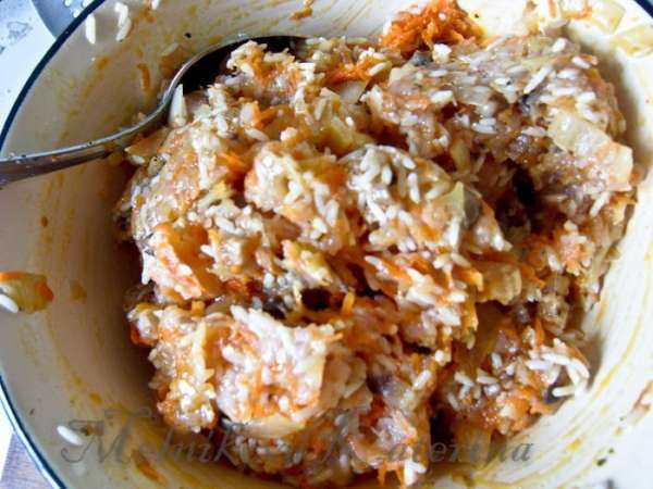 Формочки для маффинов смазать сливочным маслом. Капустные листики положить в формочки таким образом, чтобы оставался свисающий край. В каждую формочку выложить фарш.