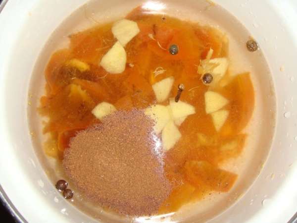 Хурму нарезать кусочками и сложить в кастрюлю. Туда же положить имбирь дольками, корицу молотую,перец горошком, гвоздику и залейте водой. Поставить на огонь, варить после закипания на медленном огне 10 минут. Хурму нарезать кусочками и сложить в кастрюлю. Туда же положить имбирь дольками, корицу молотую,перец горошком, гвоздику и залейте водой. Поставить на огонь, варить после закипания на медленном огне 10 минут.