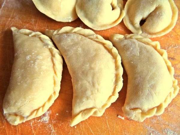 При желании можно слепить края косичкой.