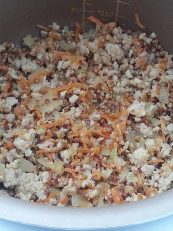 Высыпаем гречку, перемешиваем. Готовим 15-18 минут. Вкусный, полезный и быстрый обед готов.
