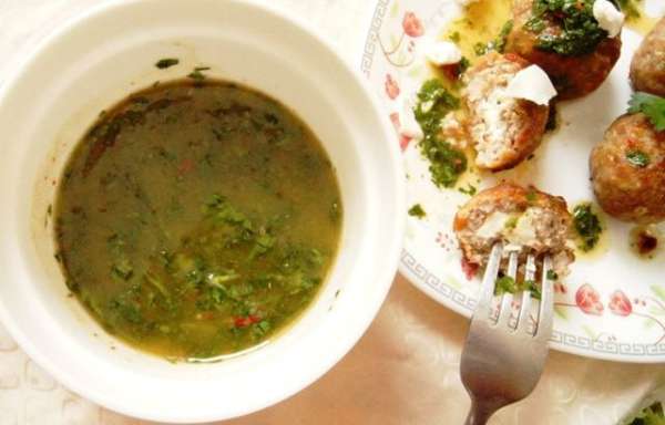 Посыпать кусочками феты и подавать на стол. Посыпать кусочками феты и подавать на стол.