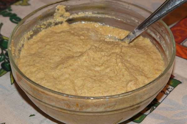 Смешиваем кукурузную муку с мукой грубого помола и высшего сорта, добавляем соду и разрыхлитель. Вливаем жидкую смесь и замешиваем тесто. Должно получиться густое тесто, как на оладьи. 