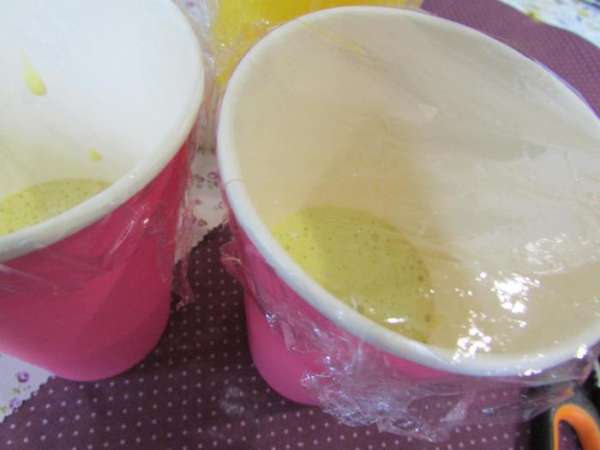 Налить на 1/3 стакана, накрыть пленкой и поставить в микроволновку на 1-2 минуты, при 800 ватт. Важно не пересушить бисквит. Налить на 1/3 стакана, накрыть пленкой и поставить в микроволновку на 1-2 минуты, при 800 ватт. Важно не пересушить бисквит.
