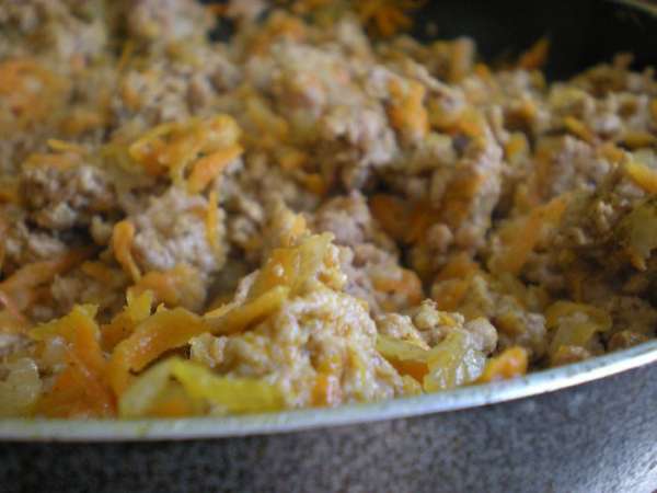 К овощам добавить мясо и готовить до изменения цвета. К овощам добавить мясо и готовить до изменения цвета.
