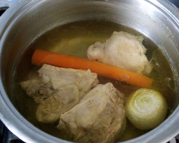 Отварить куриные бедрышки с морковью и луковицей до готовности мяса. Готовое мясо достать из бульона и дать остыть. Луковицу выбросить. 500 мл бульона профильтровать через мелкое ситечко и отставить в сторону. Если есть необходимость, можно его осветлить сырым куриным белком. Но, я в процессе варки бедер регулярно убирала образовывающуюся пену, поэтому в итоге бульон получился уже достаточно прозрачный. Отварить куриные бедрышки с морковью и луковицей до готовности мяса. Готовое мясо достать из бульона и дать остыть. Луковицу выбросить. 500 мл бульона профильтровать через мелкое ситечко и отставить в сторону. Если есть необходимость, можно его осветлить сырым куриным белком. Но, я в процессе варки бедер регулярно убирала образовывающуюся пену, поэтому в итоге бульон получился уже достаточно прозрачный.