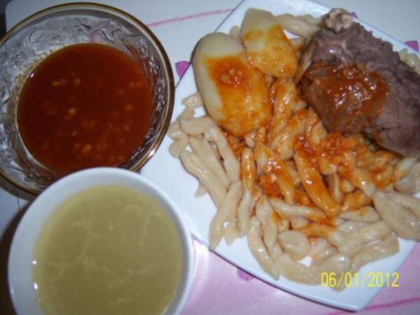 Выложить в тарелку с галушками мясо, картошку и подавать блюдо с бульоном. Галушки лучше макать в соус, так вкуснее. Приятного аппетита!!!