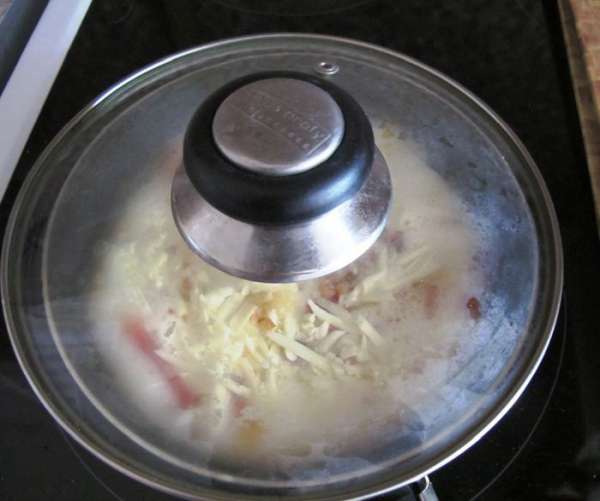Накройте крышкой и убавьте огонь.