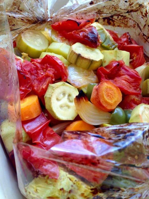 Пакет аккуратно разрезать (я уже и так была готова есть), содержимое пакета переложить в кастрюлю или миску.