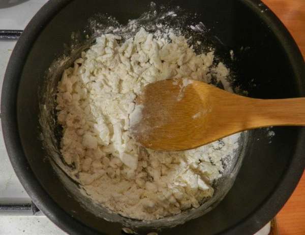 На сухой сковороде обжарить лук с мукой, постоянно помешивая. На сухой сковороде обжарить лук с мукой, постоянно помешивая.