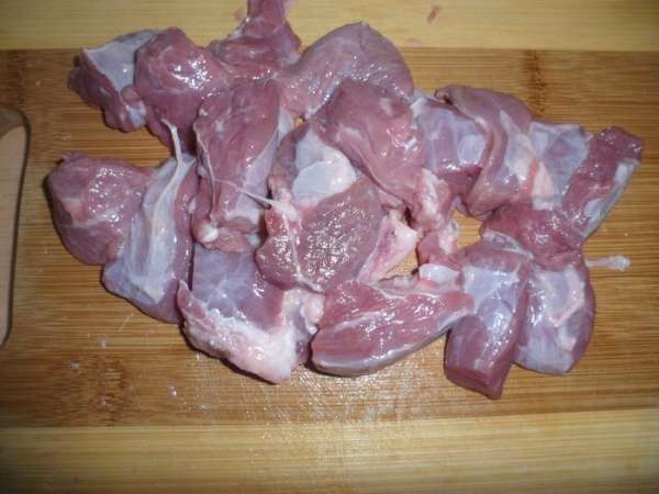 Мясо промыть и нарезать