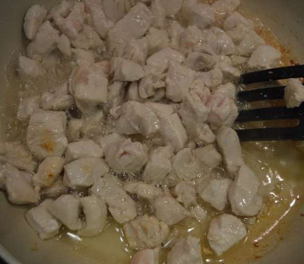 Порежьте куриную грудку и обжарьте на оливковом масле