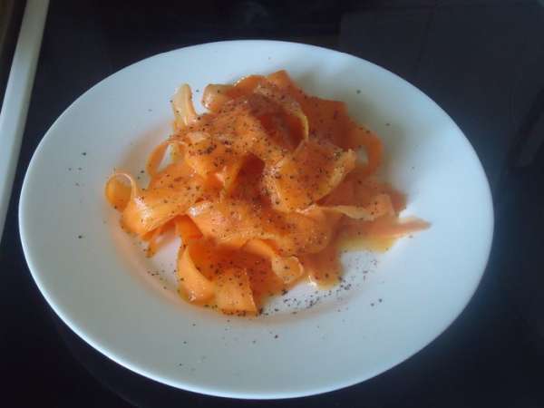 Потом выкладываем салат на тарелку и посыпаем свежемолотым перцем по вкусу.