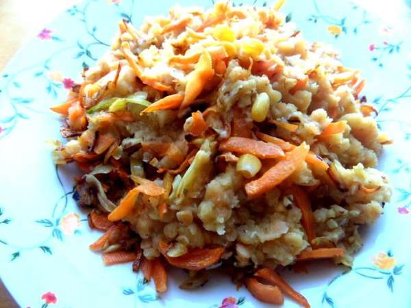 Выложить горкой чечевицу с овощами.