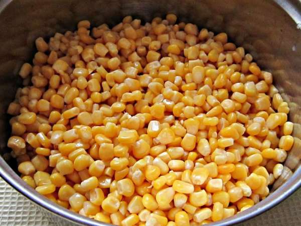 Слить из баночек с кукурузой полностью лишнюю жидкость. Переложить кукурузу в кастрюльку. Слить из баночек с кукурузой полностью лишнюю жидкость. Переложить кукурузу в кастрюльку.