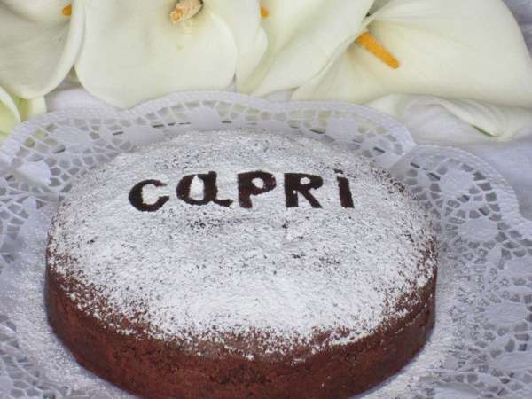 Вырезать из плотного картона буквы и выложить слово 'Capri' или 'Caprese', посыпать сахарной пудрой.