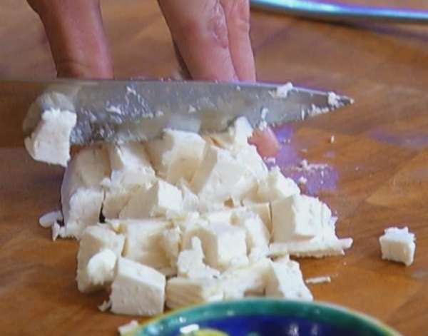 Фету нарезать маленькими кубиками. Фету нарезать маленькими кубиками.