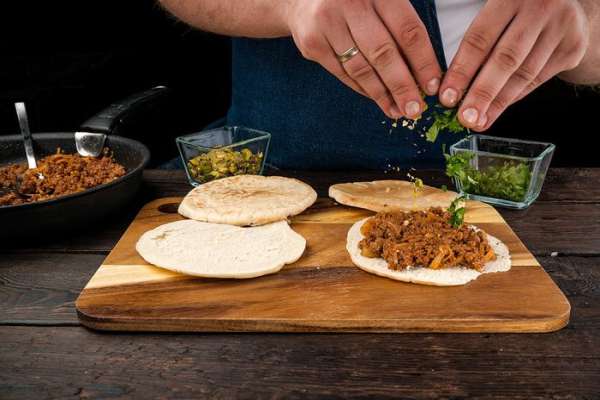 Готовые лепешки выложить на противень, сверху добавить мясную начинку. Разложить зелень и фисташки.
Готовые лепешки выложить на противень, сверху добавить мясную начинку. Разложить зелень и фисташки.