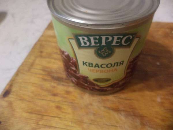 Фасоль откинуть на сито, и дать жидкости полностью стечь.