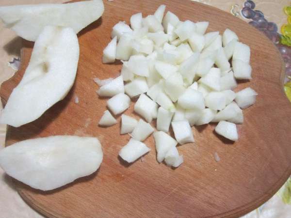 Яблоки и груши очистить. Груши нарезать небольшими кубиками, засыпать сахаром и добавить лимонный сок. Яблоки и груши очистить. Груши нарезать небольшими кубиками, засыпать сахаром и добавить лимонный сок.